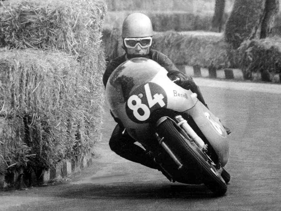 renzo pasolini riding the 350cc #benelli #motorcycle