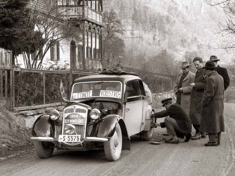  Les Comité Vodstvo Getting A Tire Checked In #Rally