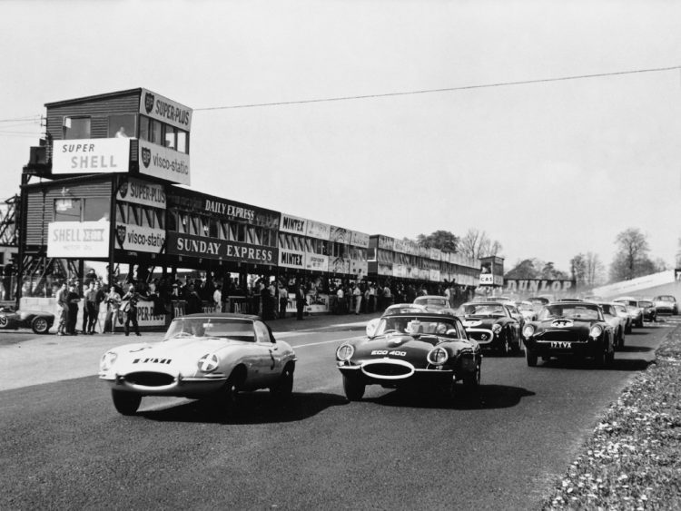  Roy Salvadori In The 5 Jaguar E Type Gets A Head 