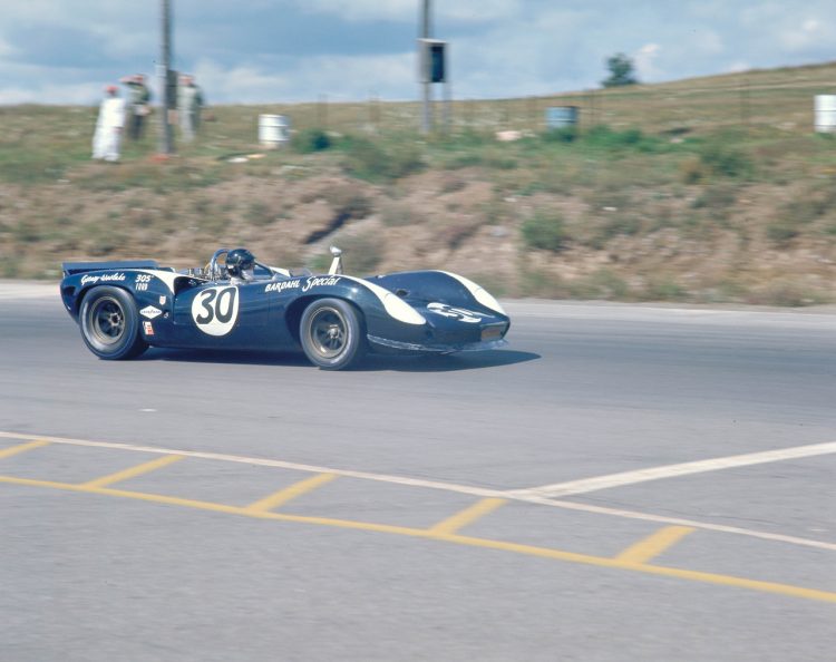 Dan Gurney Racing His Lola T70 To Victory In 