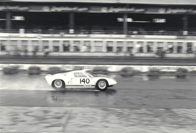  Phil Hill And Bruce Mclarens Ford Gt40 That They 