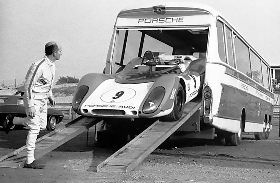 Load In Thursday vol-302 #transporterthursday #Porsche #Audi